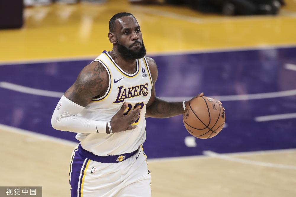 足球对抗中 足球对抗中